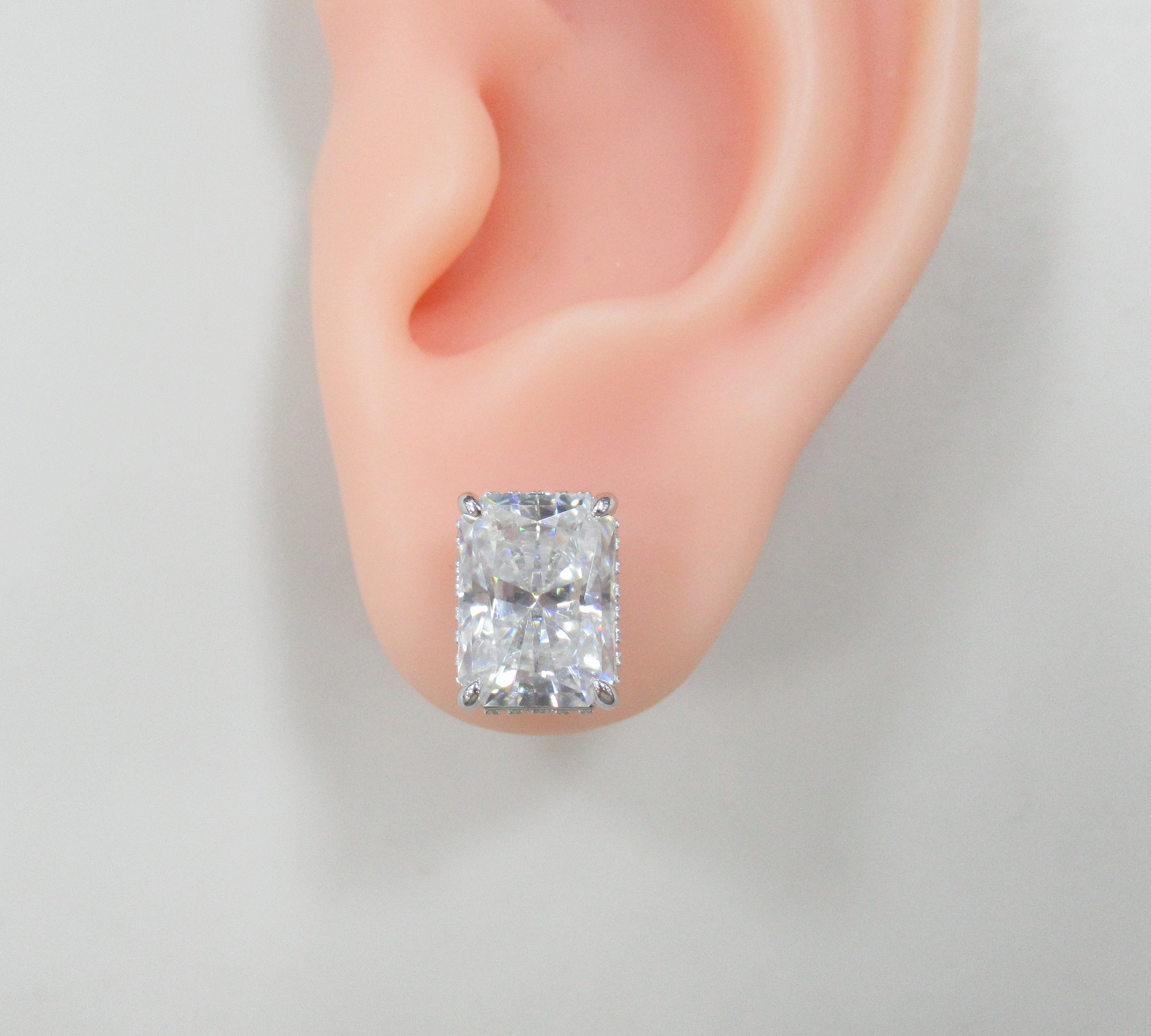 Серебряные серьги-пусеты с муассанитами